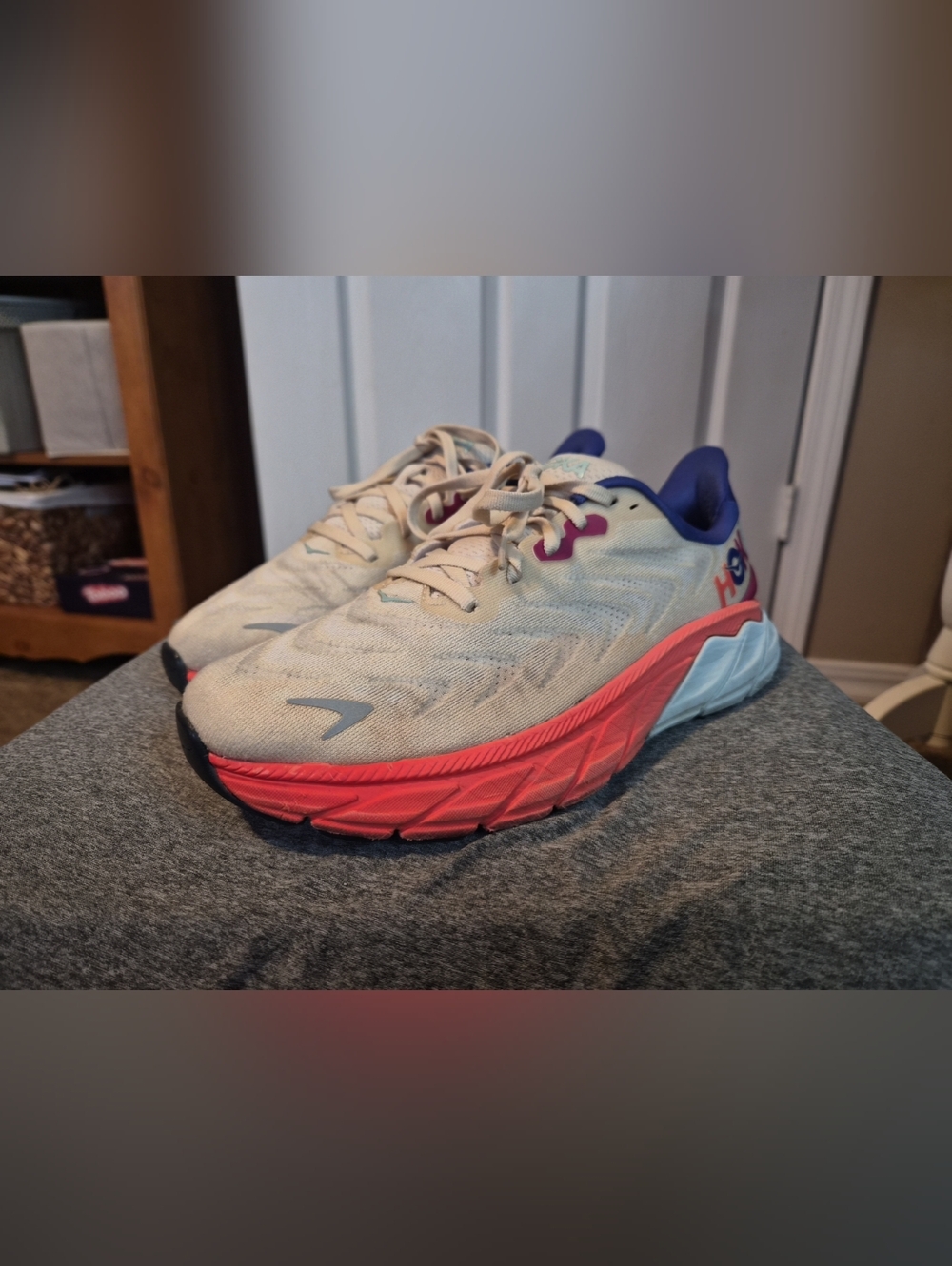 Women's HOKA ONE ONE® Arahi 6 "Shortbread Fiesta/White" (1123195 SBFS) Sz. 9B